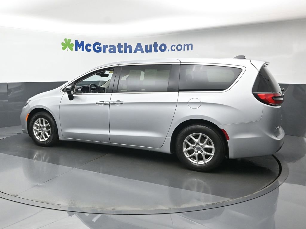 Used 2024 Chrysler Pacifica Touring-L image 10