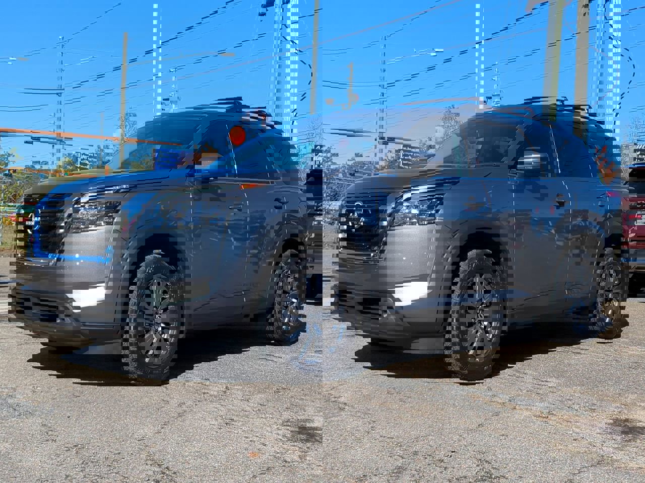 Used 2025 Nissan Pathfinder SV image 1