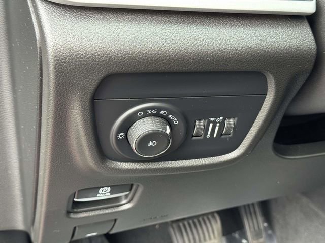 Used 2022 Jeep Grand Cherokee L Limited w/ Luxury Tech Group II image 25