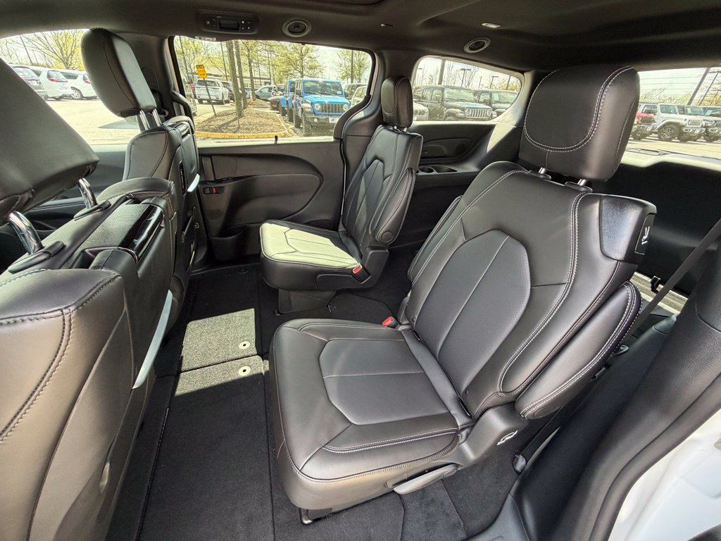 New 2026 Chrysler Pacifica Select FWD image 11