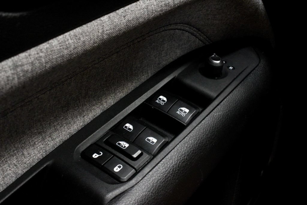 Used 2023 Jeep Compass Latitude w/ Sun and Sound Group AWD/4WD image 25