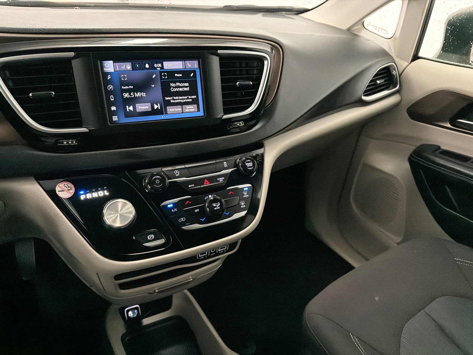 Used 2022 Chrysler Voyager LX image 25