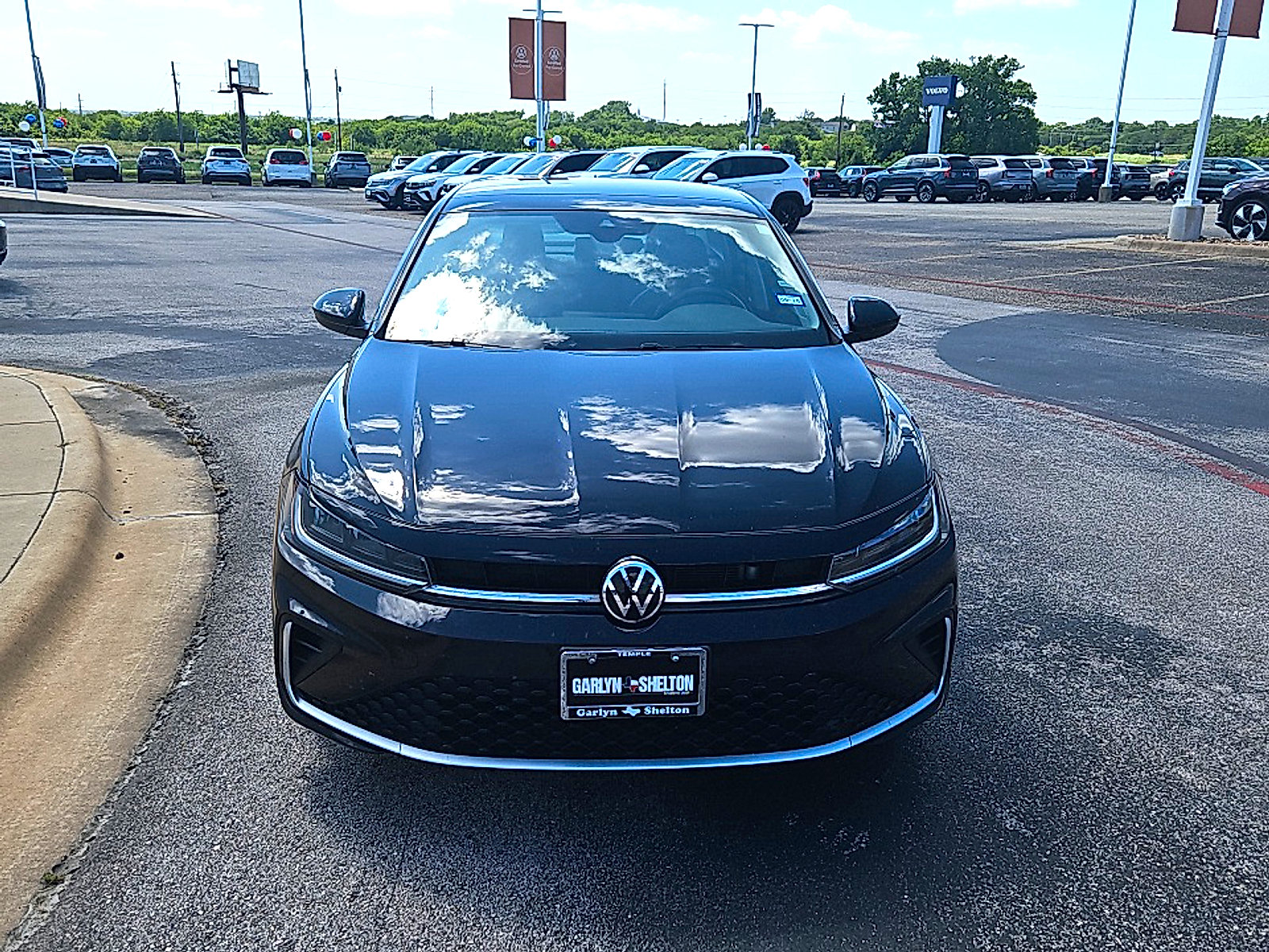 Used 2025 Volkswagen Jetta SE FWD image 2