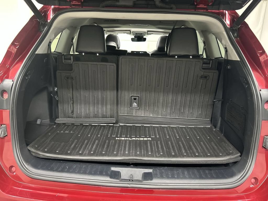 Used 2022 Toyota Highlander XLE AWD/4WD image 23