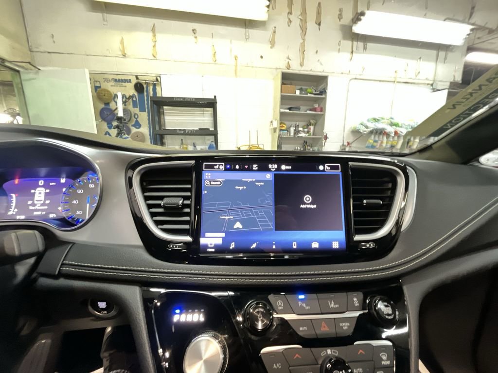 Used 2025 Chrysler Pacifica Limited FWD image 18