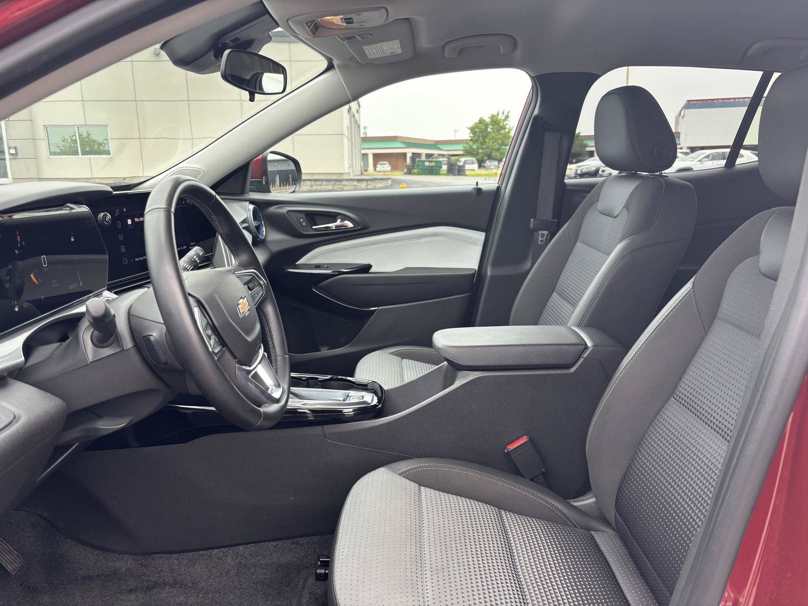 Used 2024 Chevrolet Trax LT w/ LT Convenience Package FWD image 29