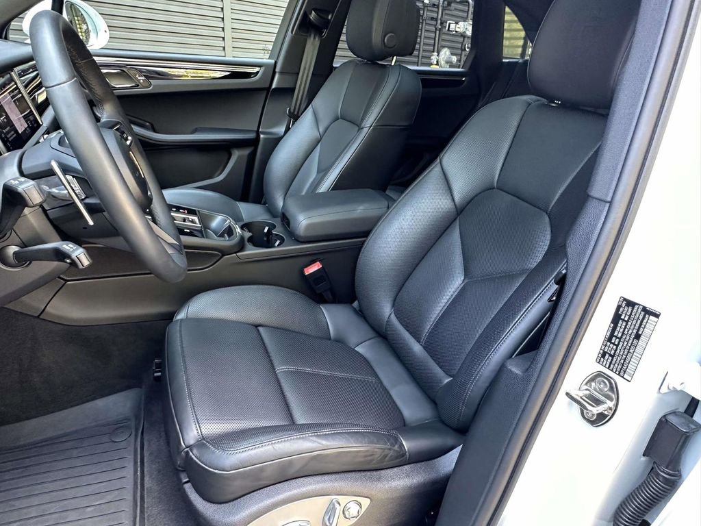 Certified 2025 Porsche Macan image 5