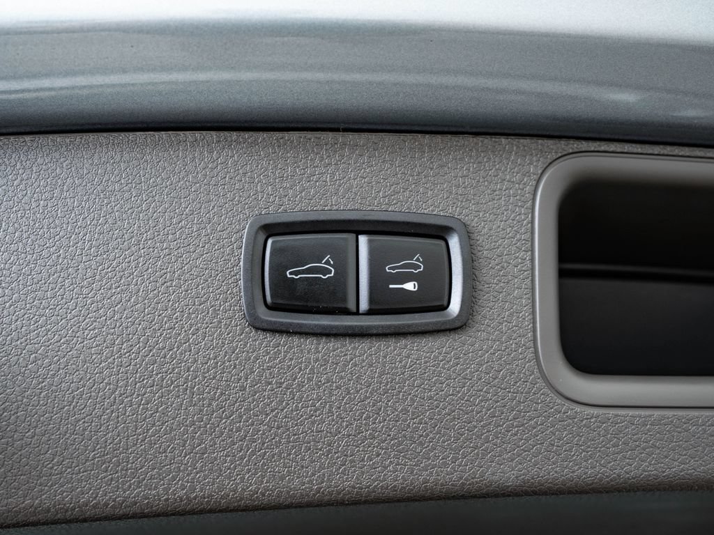 Certified 2025 Porsche Macan AWD/4WD image 22