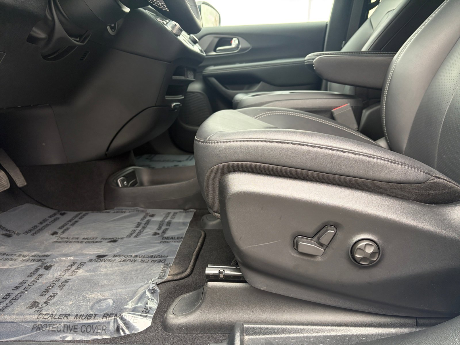 Used 2025 Chrysler Pacifica Select image 13