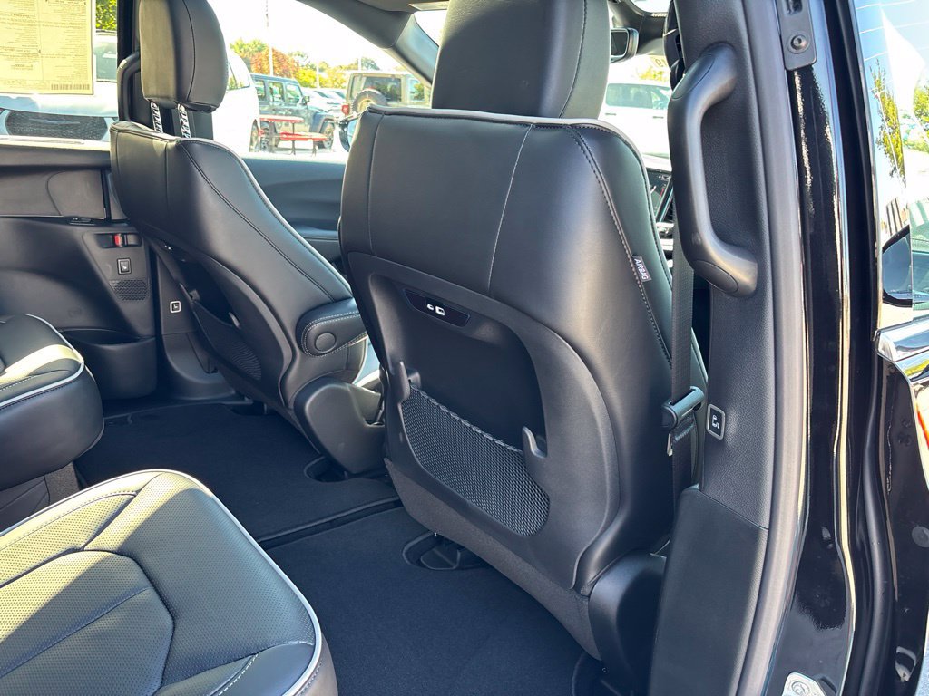New 2027 Chrysler Pacifica Limited w/ Family Tech Group FWD image 20