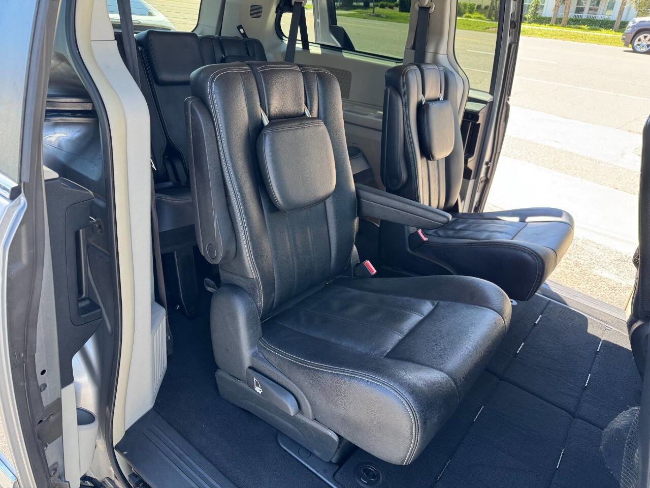 Used 2016 Chrysler Town & Country Touring image 19