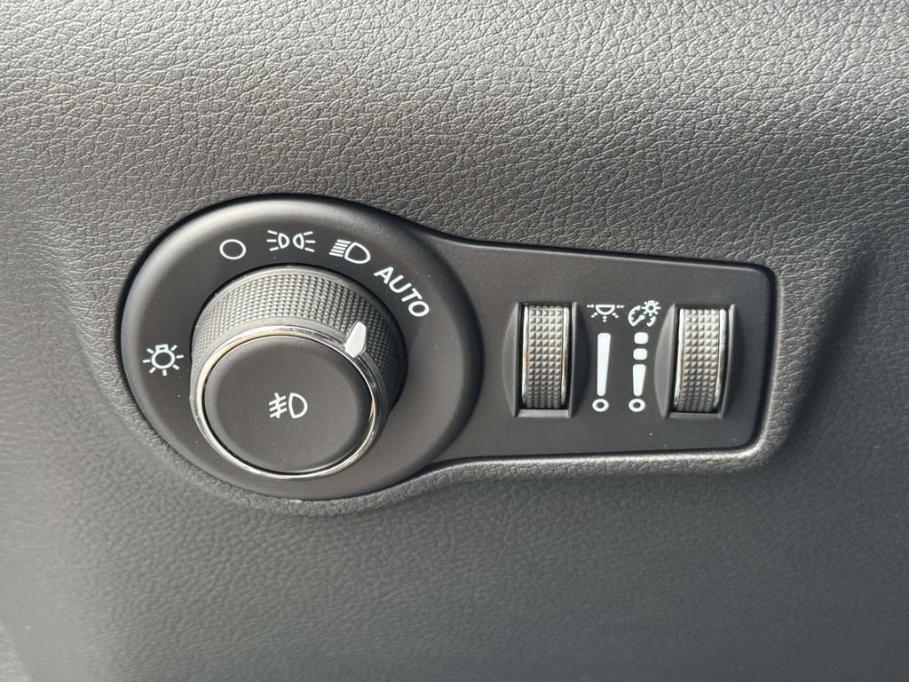 New 2026 Jeep Compass Latitude w/ Sun and Sound Group AWD/4WD image 27