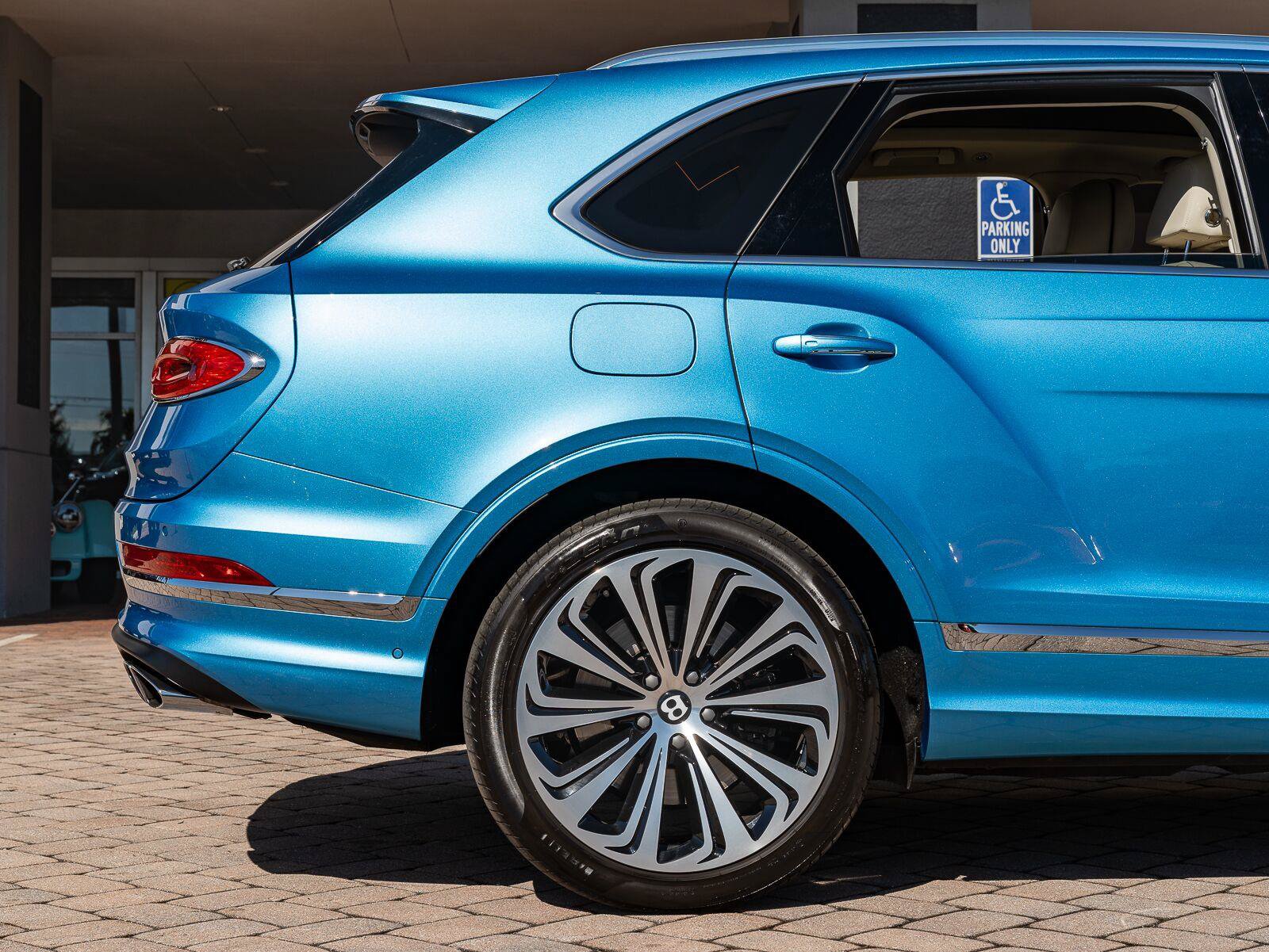 Used 2022 Bentley Bentayga AWD/4WD image 45
