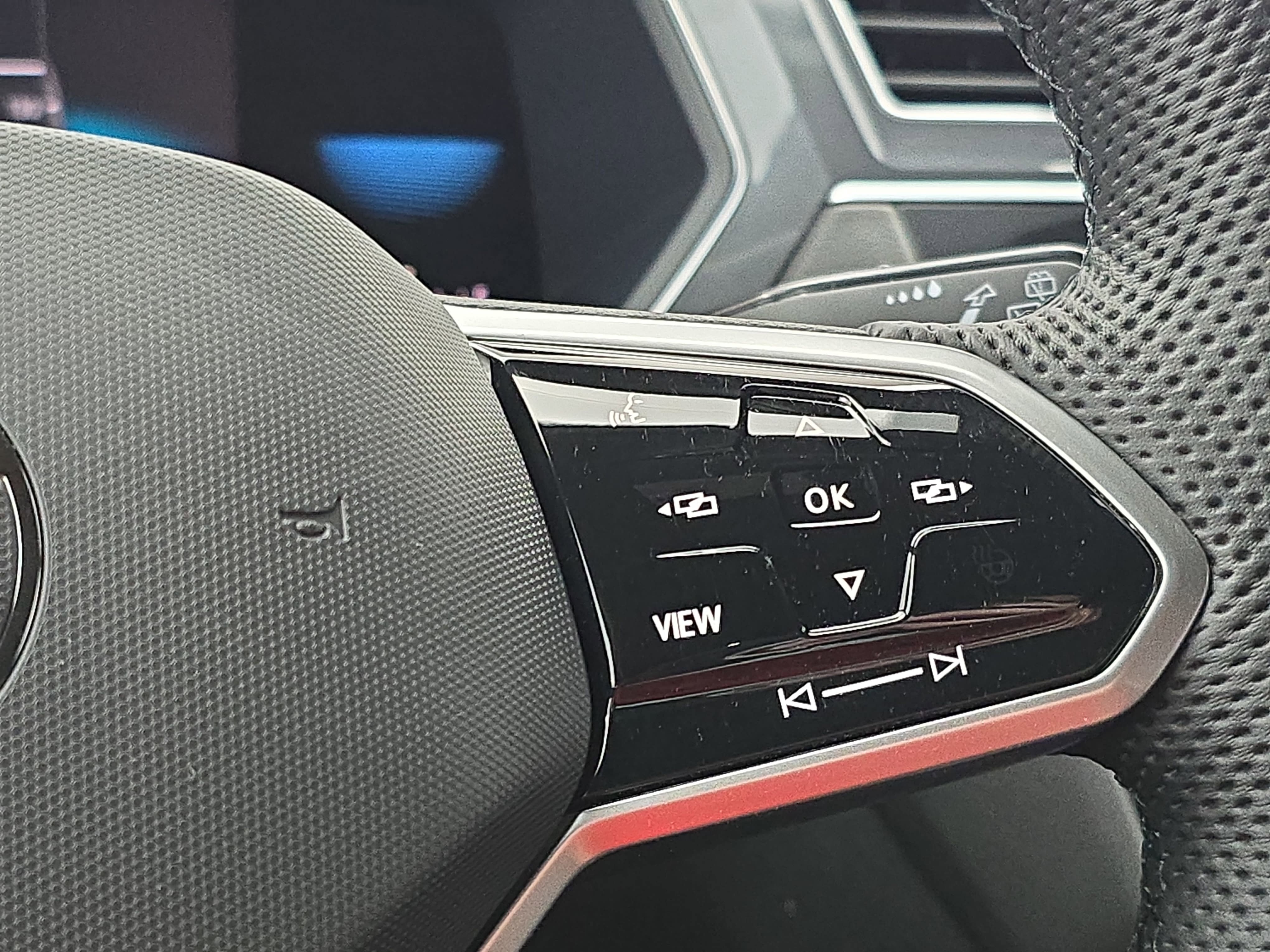 Certified 2022 Volkswagen Tiguan SE R-Line FWD image 19