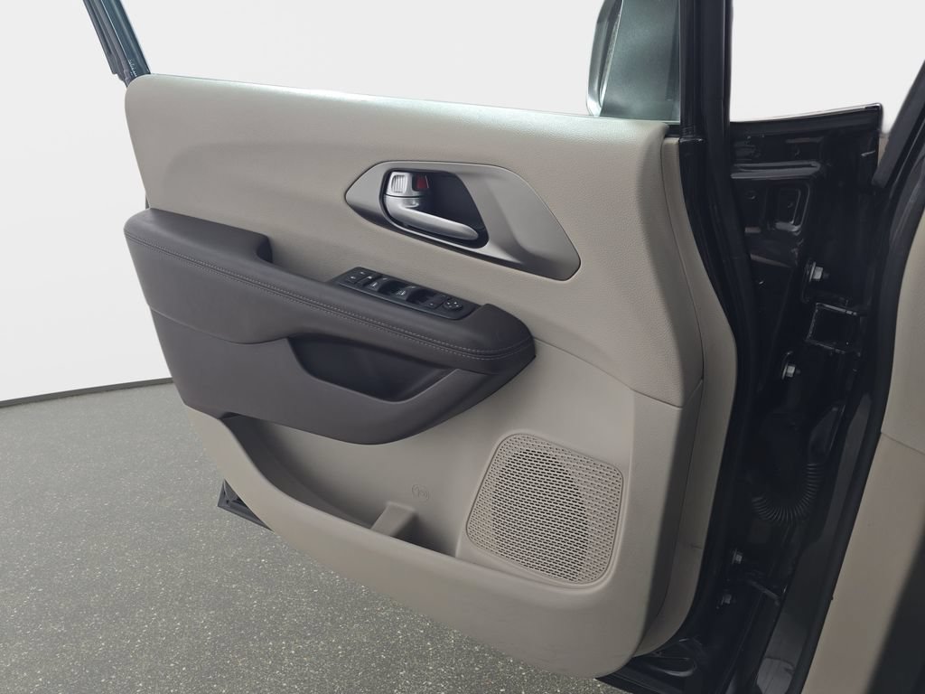 Used 2017 Chrysler Pacifica Touring w/ Tire & Wheel Group FWD image 31