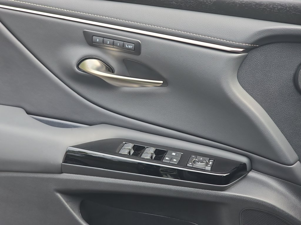 Used 2025 Lexus ES 300h w/ Premium Package FWD image 30