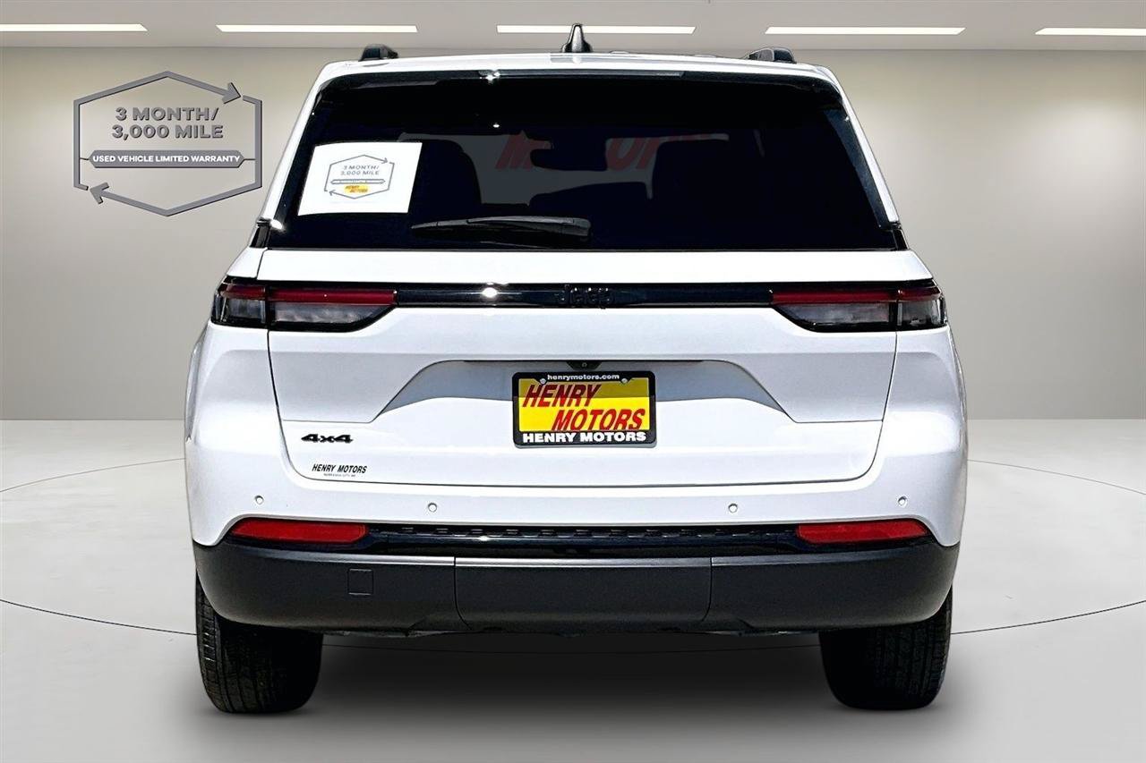 Used 2024 Jeep Grand Cherokee Altitude AWD/4WD image 5
