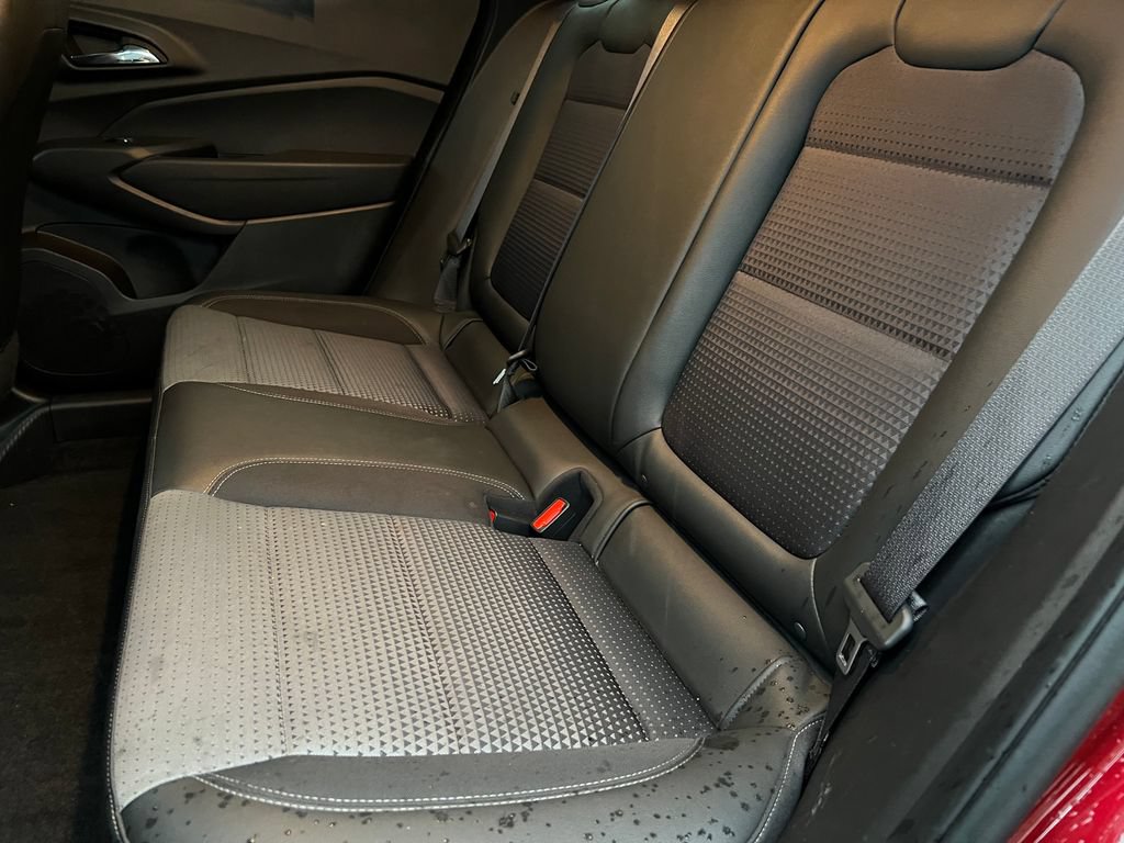 Used 2025 Chevrolet Trax LT FWD image 13