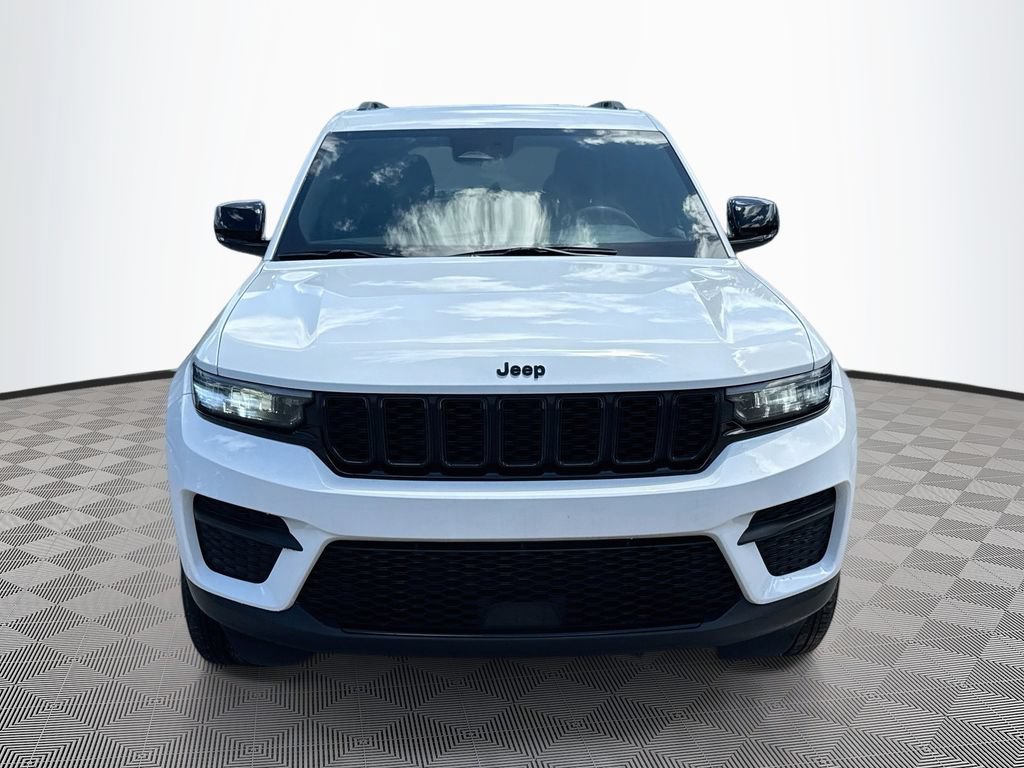 Used 2024 Jeep Grand Cherokee Altitude RWD image 2