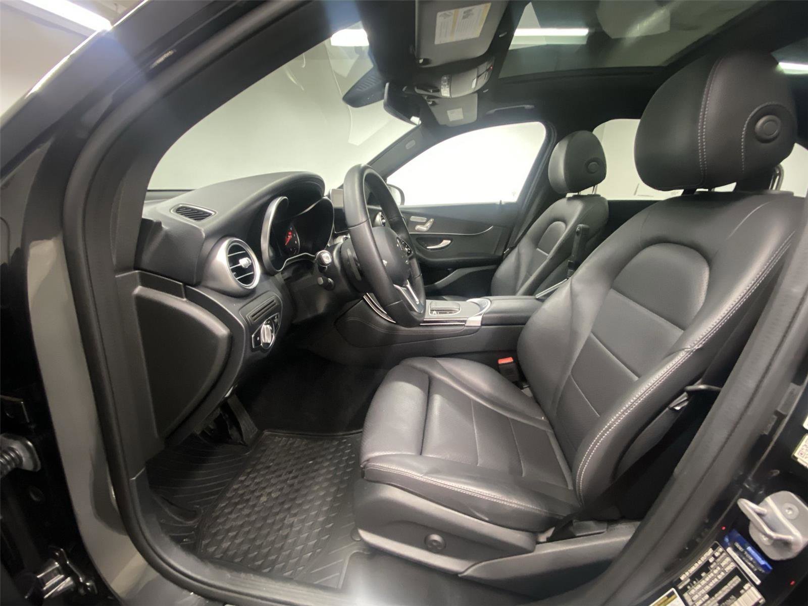 Used 2020 Mercedes-Benz GLC 300 4MATIC w/ Premium Package image 17