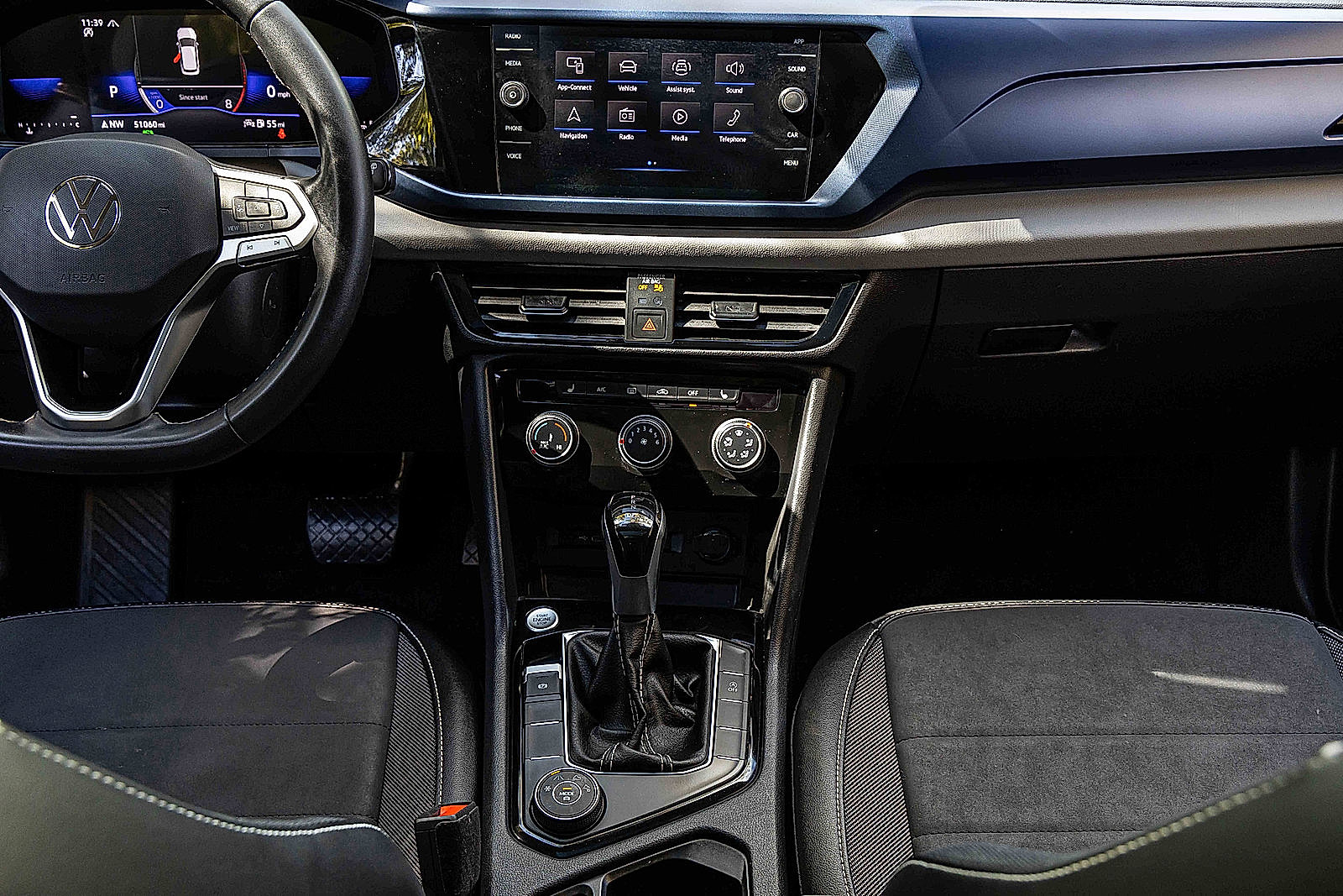 Used 2023 Volkswagen Taos SE w/ Panoramic Sunroof Package image 11