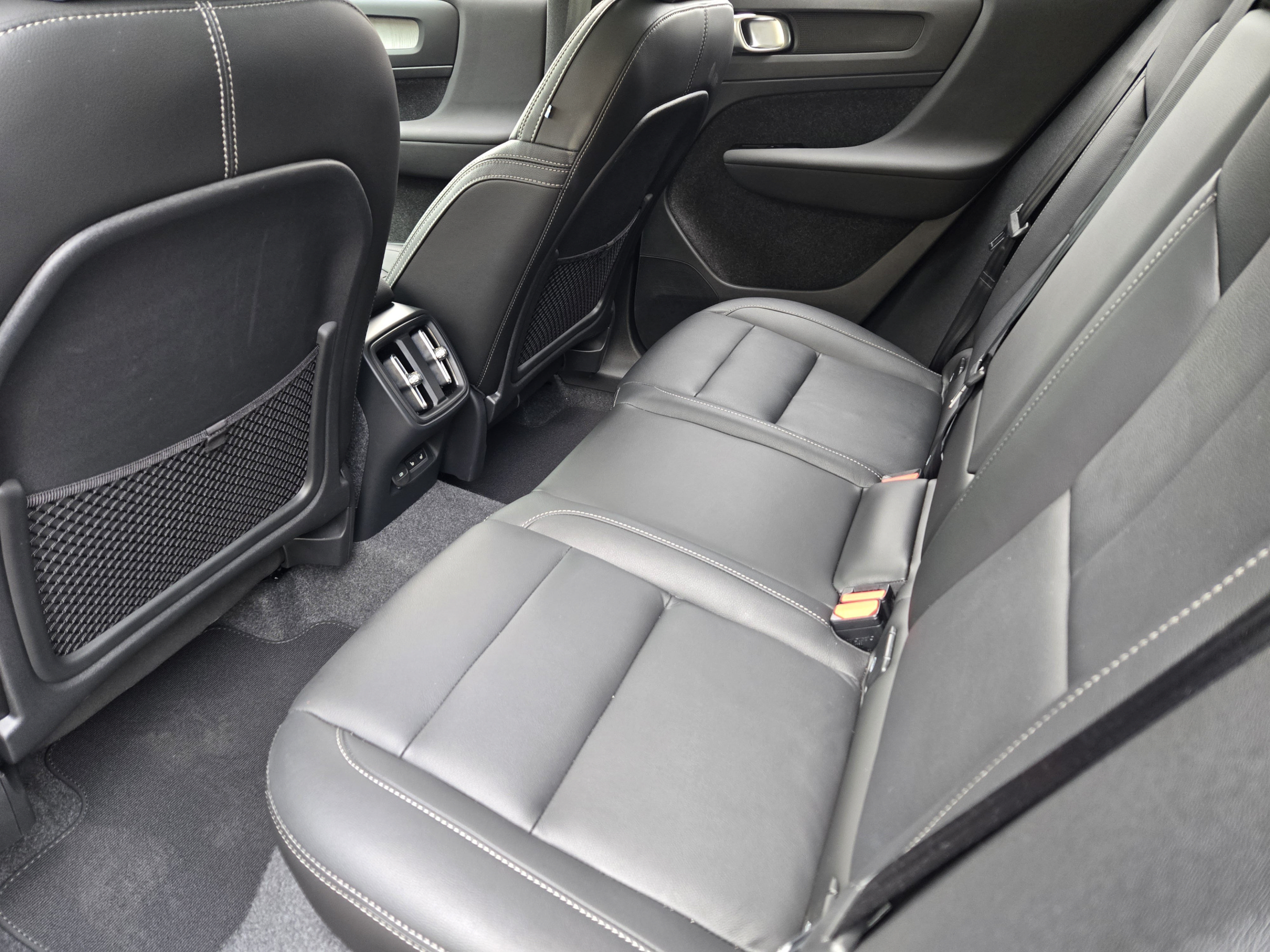Certified 2026 Volvo XC40 B4 Core w/ Climate Package FWD image 31