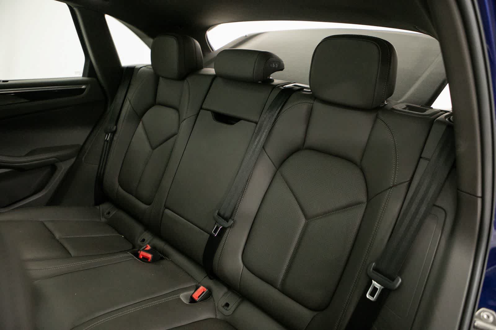 Certified 2023 Porsche Macan AWD/4WD image 35