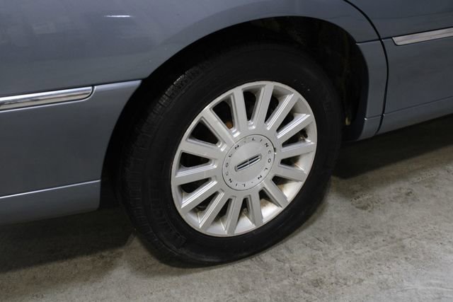 Used 2003 Lincoln Town Car Signature image 22