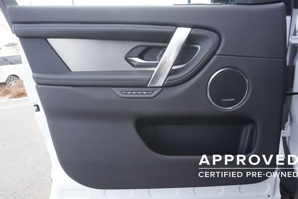 Used 2025 Land Rover Discovery Sport Dynamic SE image 17