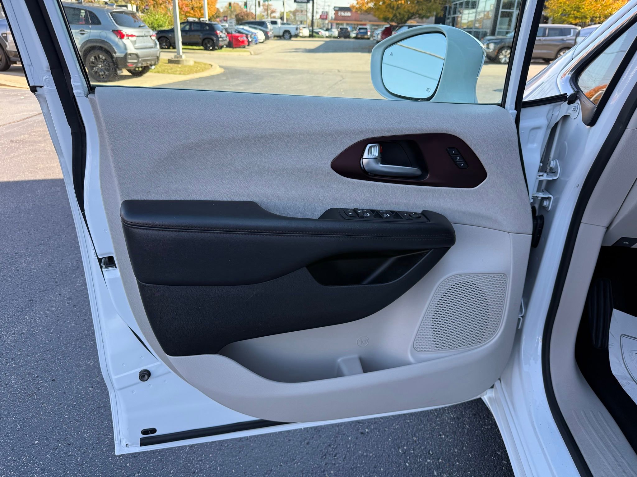 Used 2020 Chrysler Pacifica Limited image 32