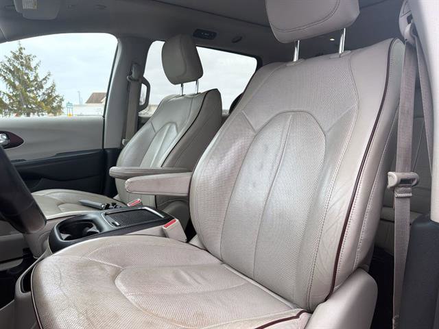 Used 2019 Chrysler Pacifica Limited image 37