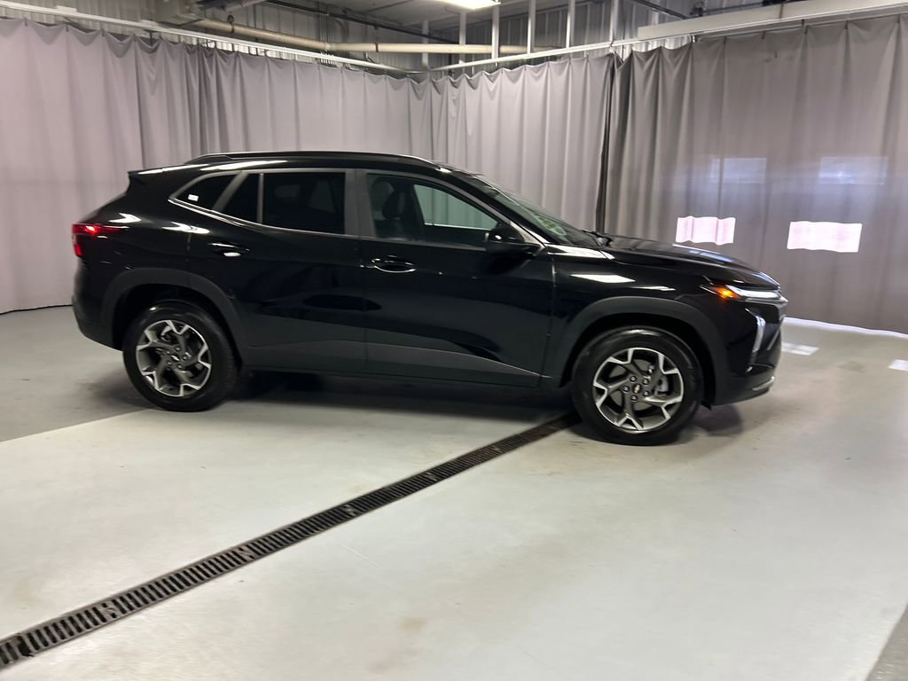 Used 2025 Chevrolet Trax LT w/ LT Convenience Package FWD image 8
