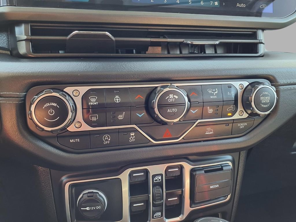 Used 2025 Jeep Wrangler Sahara image 9