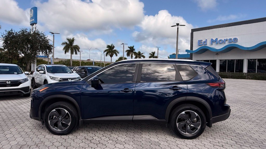 Used 2024 Nissan Rogue SV w/ SV Premium Package FWD image 3