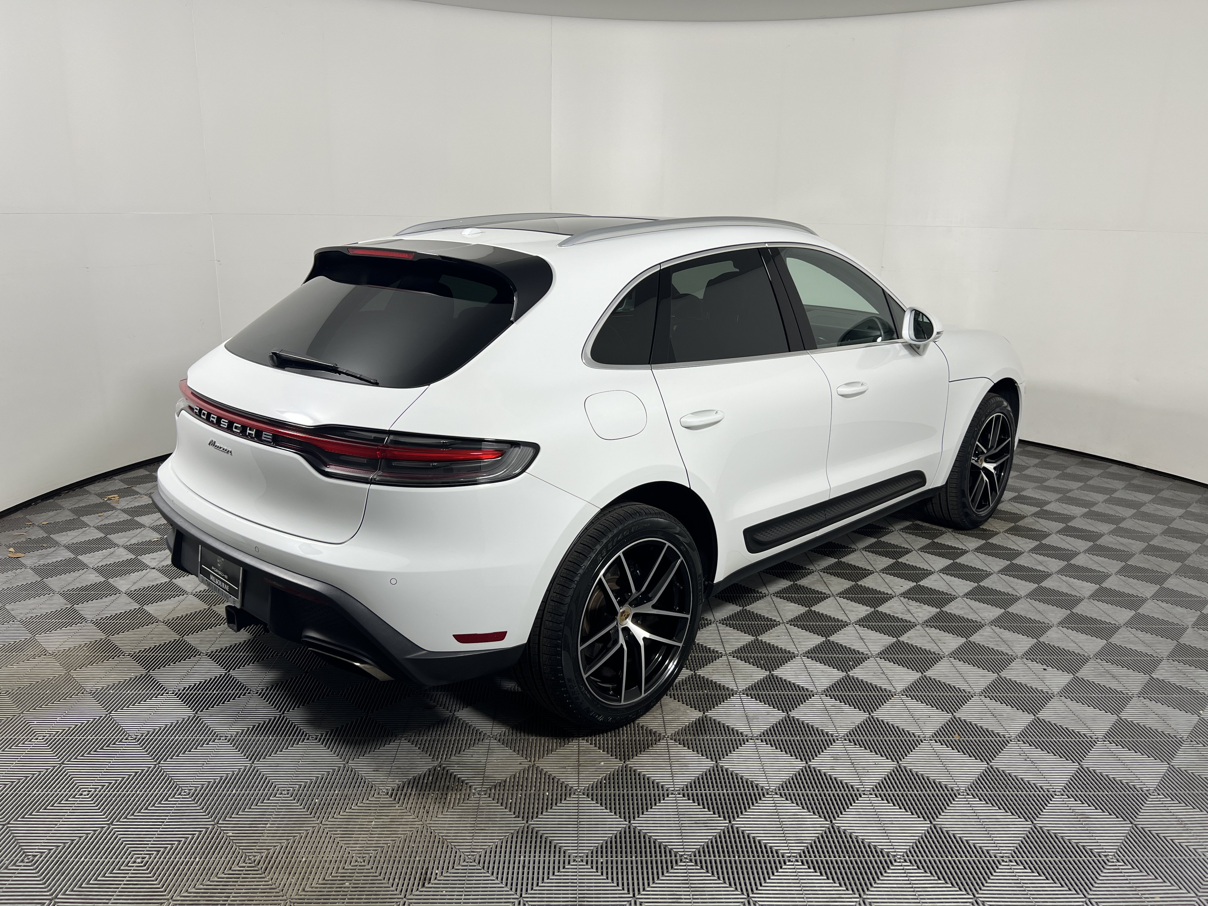 Certified 2024 Porsche Macan AWD/4WD image 7