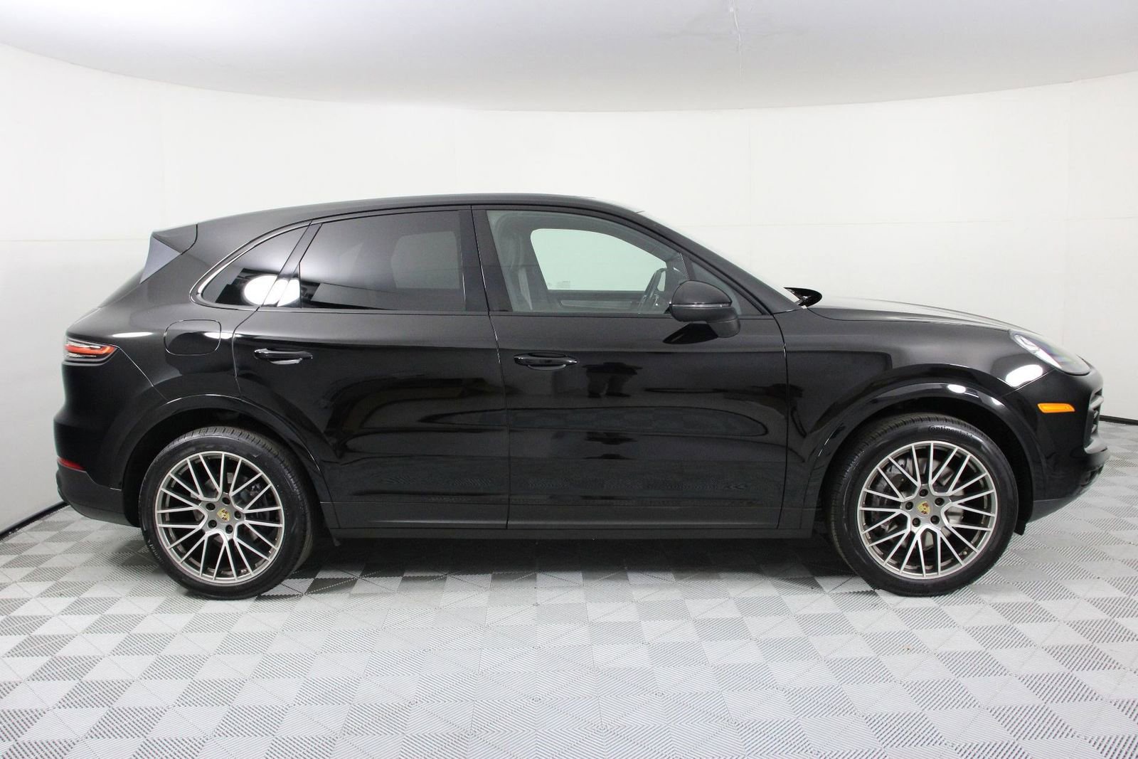 Certified 2023 Porsche Cayenne Platinum Edition image 8