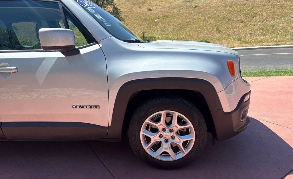 Used 2015 Jeep Renegade Latitude w/ Cold Weather Group FWD image 28