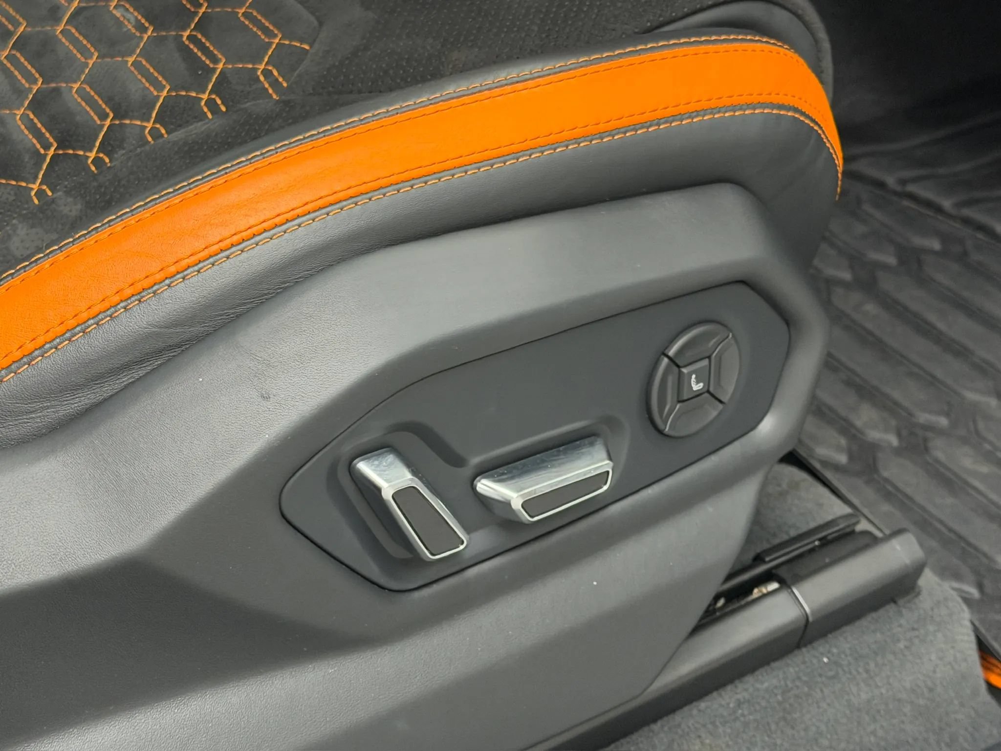 Used 2022 Lamborghini Urus AWD/4WD image 92