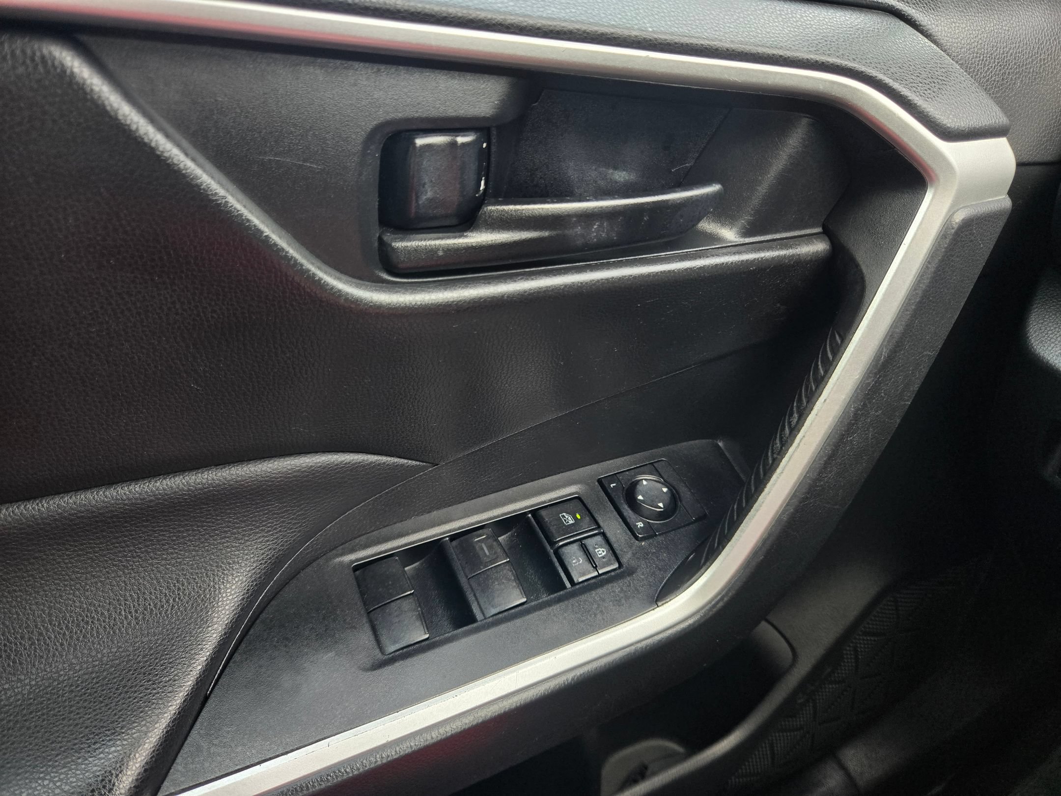 Used 2021 Toyota RAV4 LE FWD image 20