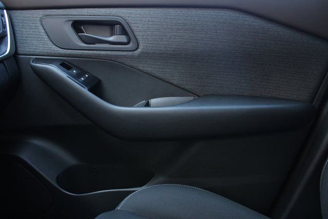 Used 2023 Nissan Rogue S image 27