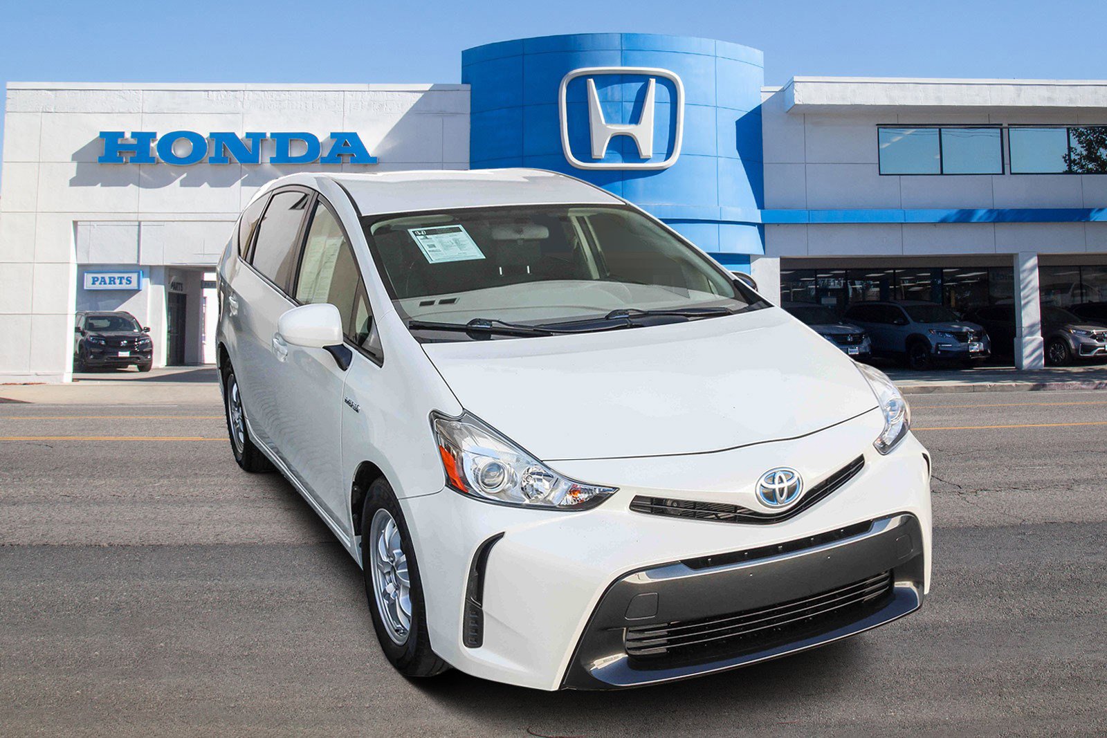 Used 2017 Toyota Prius V Five image 4