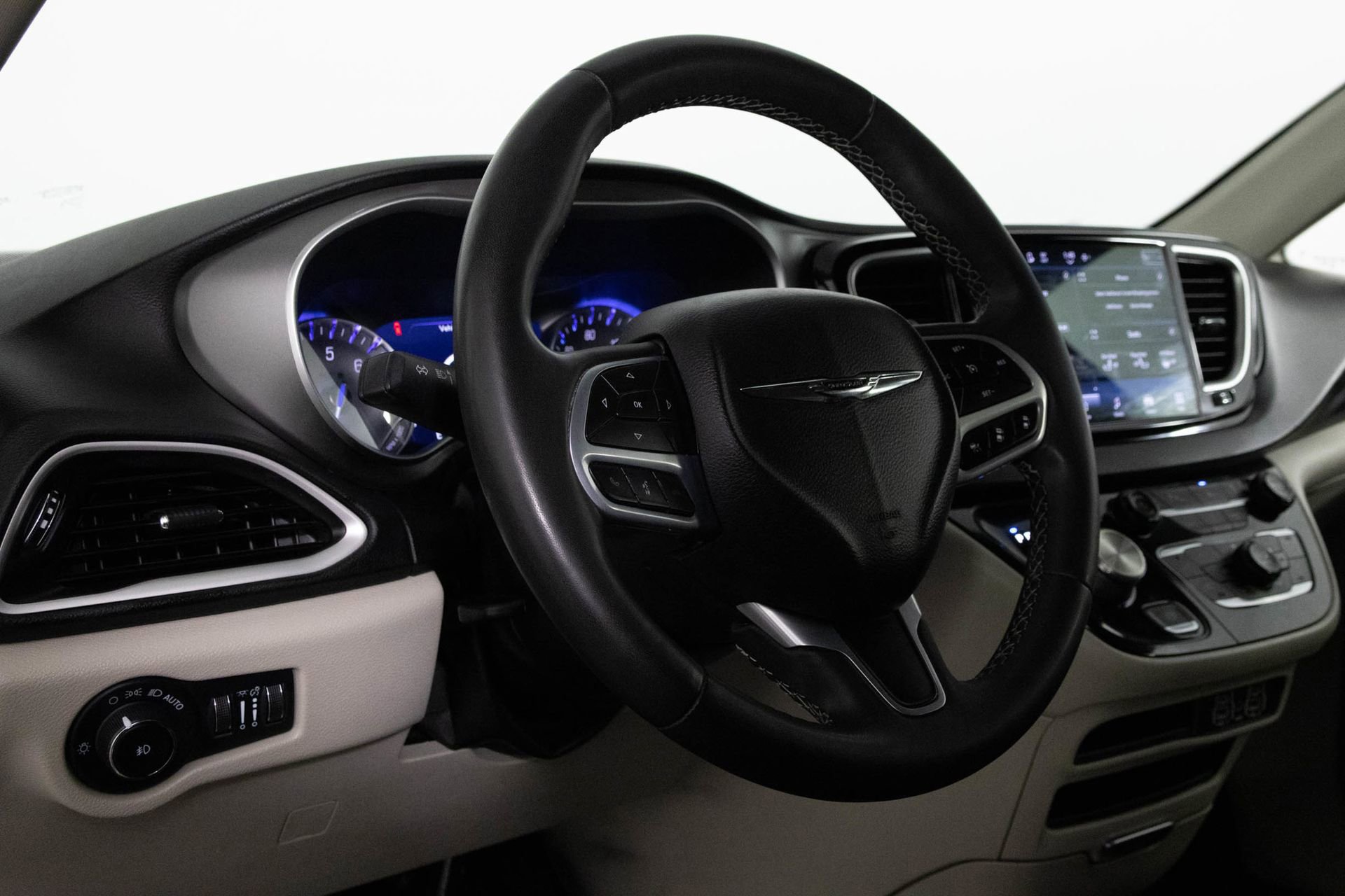 Used 2023 Chrysler Pacifica Touring-L image 31
