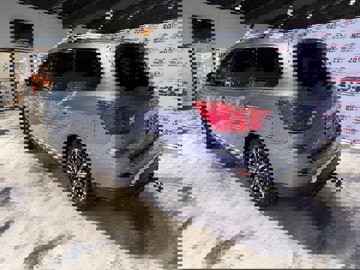 Used 2020 Nissan Pathfinder Platinum FWD image 10