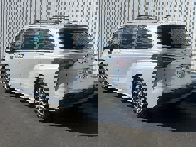 Used 2025 Toyota Sienna XLE w/ XLE Plus Package image 4