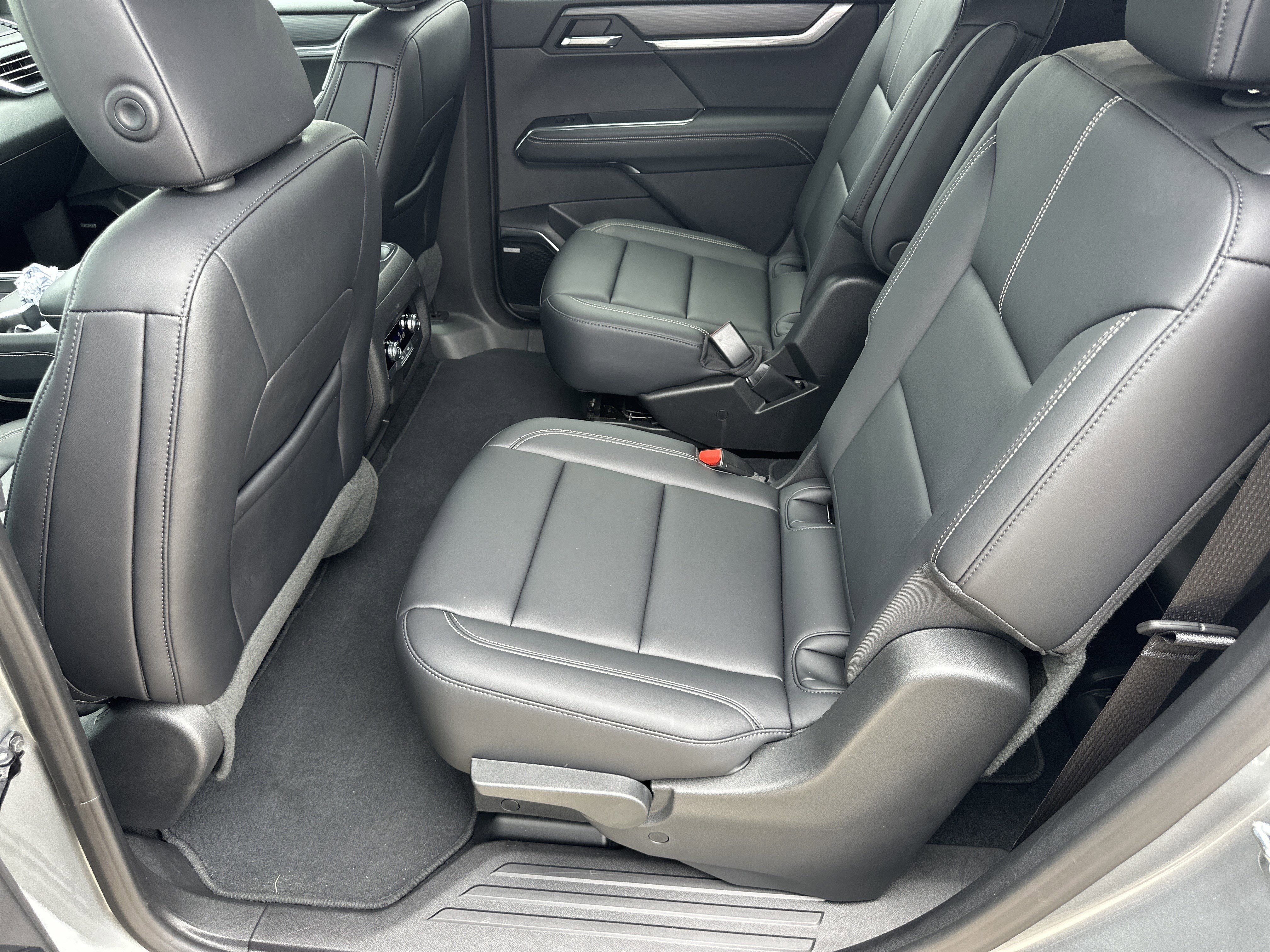 Certified 2026 GMC Acadia Elevation w/ Elevation Premium Package FWD image 38