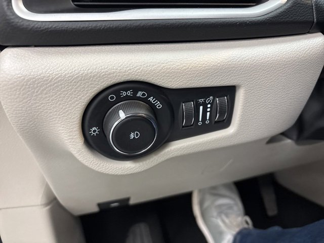 Used 2024 Chrysler Pacifica Touring-L image 27