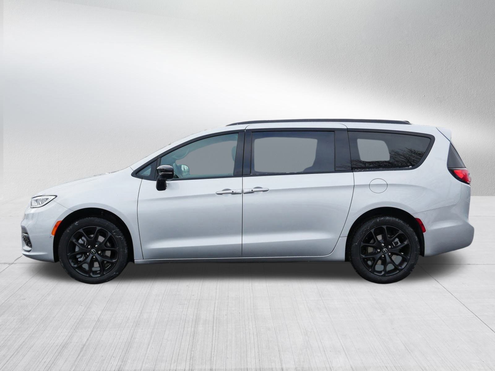New 2026 Chrysler Pacifica Select image 4