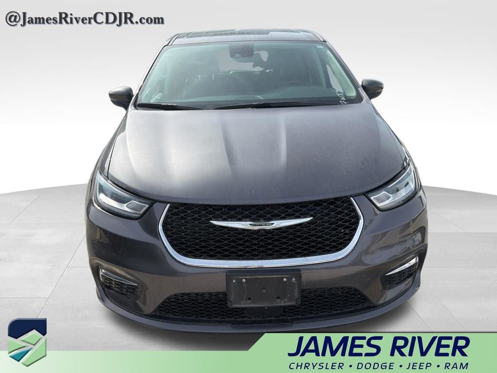 Used 2023 Chrysler Pacifica Touring-L image 3