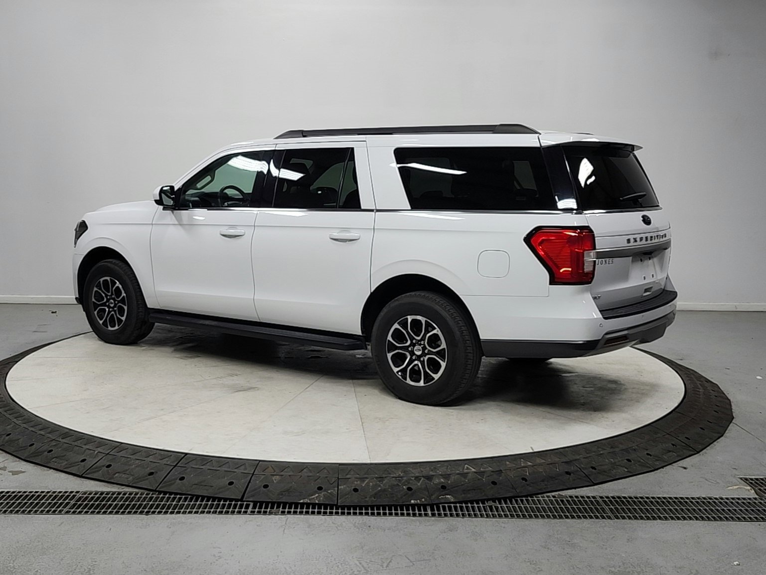 Used 2024 Ford Expedition Max XLT image 5