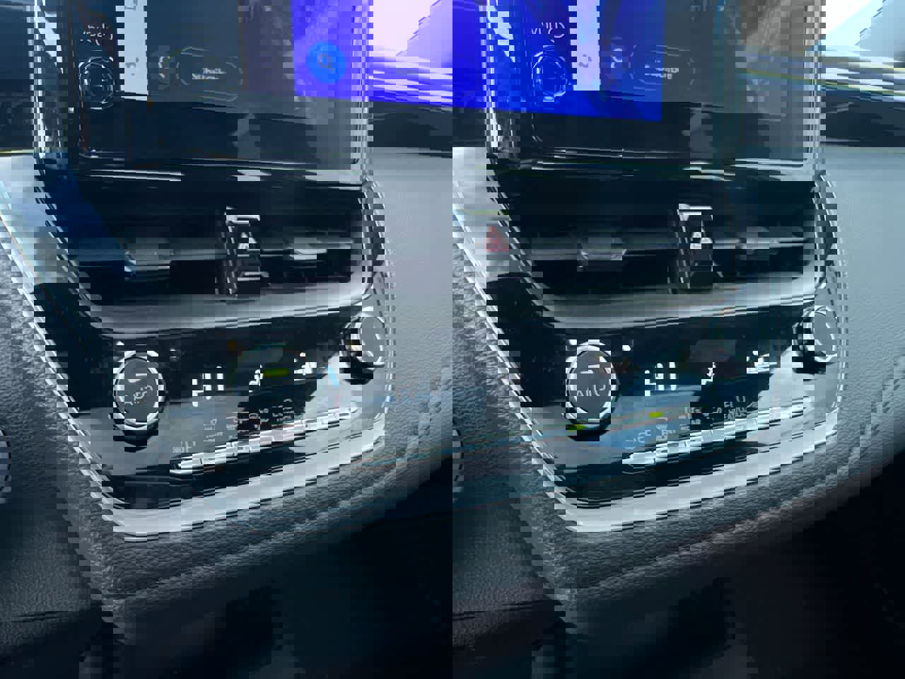 Used 2023 Toyota Corolla SE w/ SE Premium Package image 19